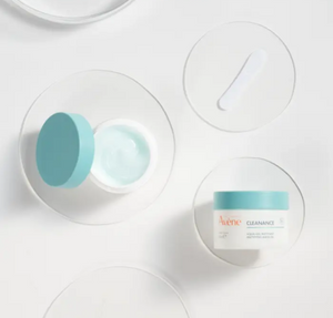 Textura del Avène Cleanance Aqua-Gel sobre placas de cristal, junto al tarro abierto