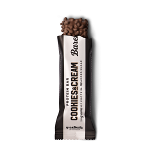 La barrita proteico cookies & cream de barebells abierta, con el interior a la vista