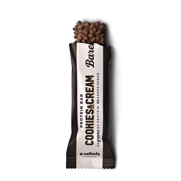 La barrita proteico cookies & cream de barebells abierta, con el interior a la vista
