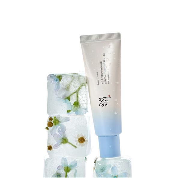 Relief Sun Aqua Fresh de Beauty of Joseon entre cubitos de hielo con flores