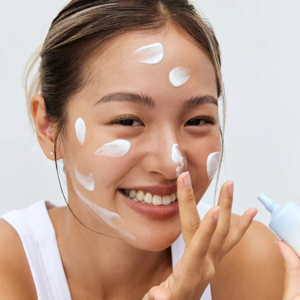 Chica aplicándose el protector solar Relief Sun Aqua Fresh de Beauty of Joseon en el rostro