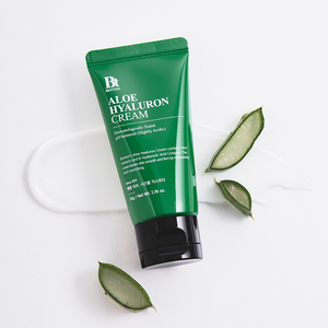 Tubo de Benton Aloe Hyaluron Cream con hojas de aloe vera y una muestra de la crema