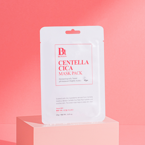 Mascarilla Benton Centella Cica Mask Pack sobre un pedestal con fondo coral