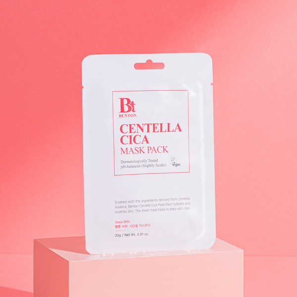 Mascarilla Benton Centella Cica Mask Pack sobre un pedestal con fondo coral