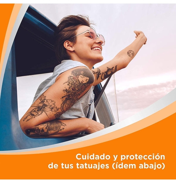 Mujer con los brazos tatuados: cuidado y protección de los tatuajes con Bepanthol Tattoo