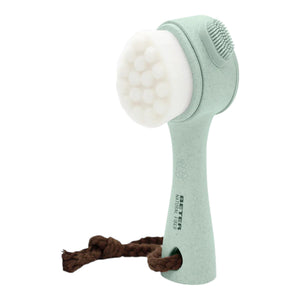 Cepillo facial 2 en 1 Natural Fiber de Beter en uso sobre el rostro