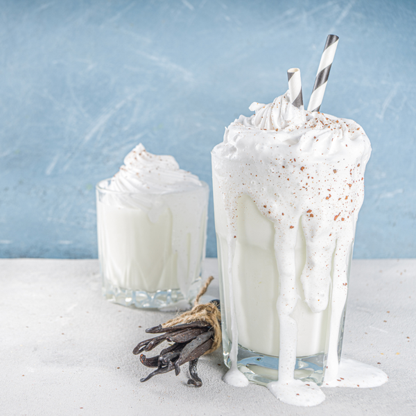 Vainilla en rama junto a un batido, el sabor de esta proteína de Sascha Fitness
