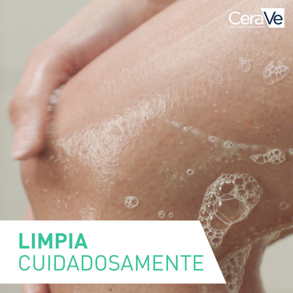 Espuma del Gel Limpiador Espumoso CeraVe extendida sobre la piel