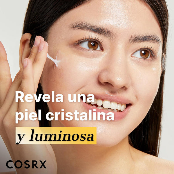 Aplicación de la crema COSRX Snail 92 sobre la mejilla