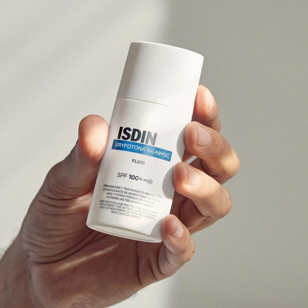 Fluido Solar SPF100+ Eryfotona AK-NMSC 50ml de ISDIN junto a su textura