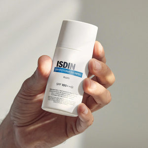 Fluido Solar SPF100+ Eryfotona AK-NMSC 50ml de ISDIN en uso
