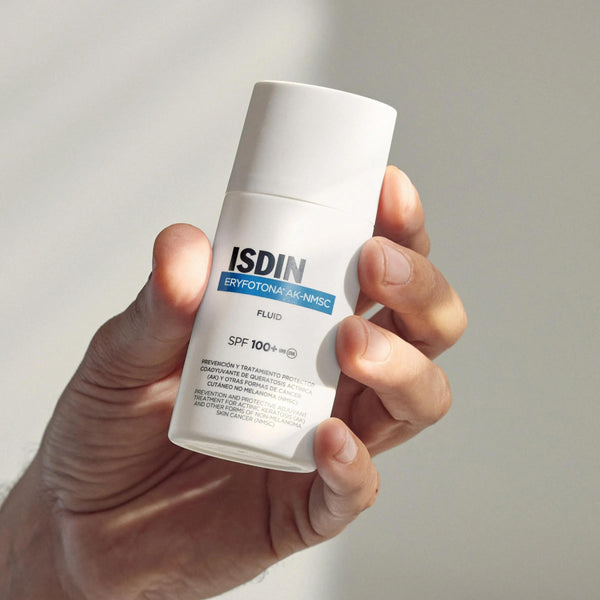 Fluido Solar SPF100+ Eryfotona AK-NMSC 50ml de ISDIN en uso