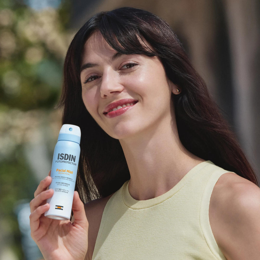 Protector Solar Facial SPF50 en Bruma 100ml de ISDIN junto a su textura