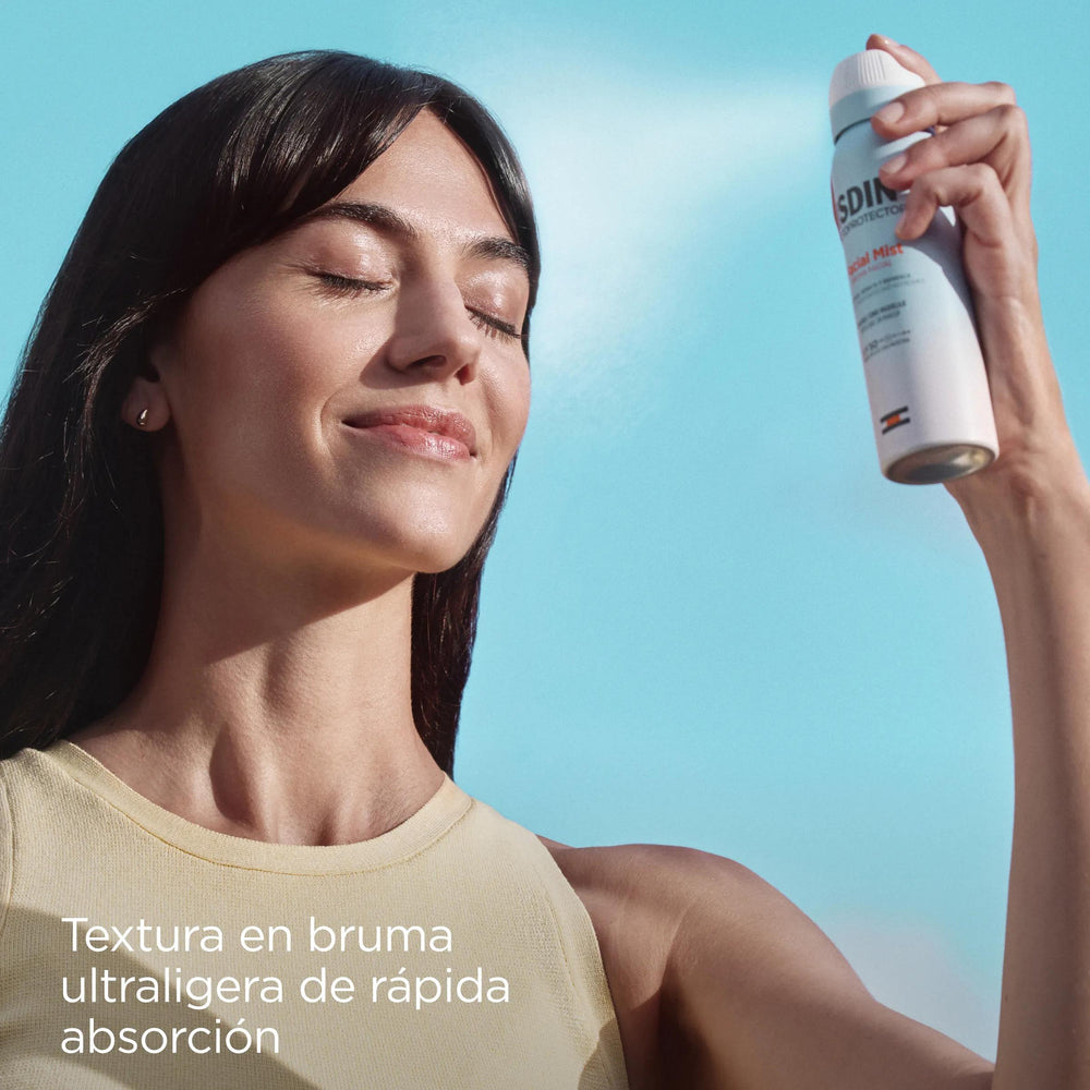 Protector Solar Facial SPF50 en Bruma 100ml de ISDIN junto a su textura