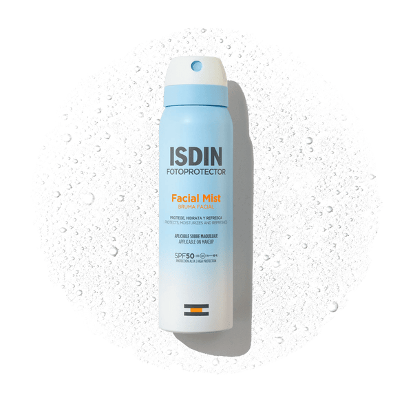 Protector Solar Facial SPF50 en Bruma 100ml de ISDIN junto a su textura