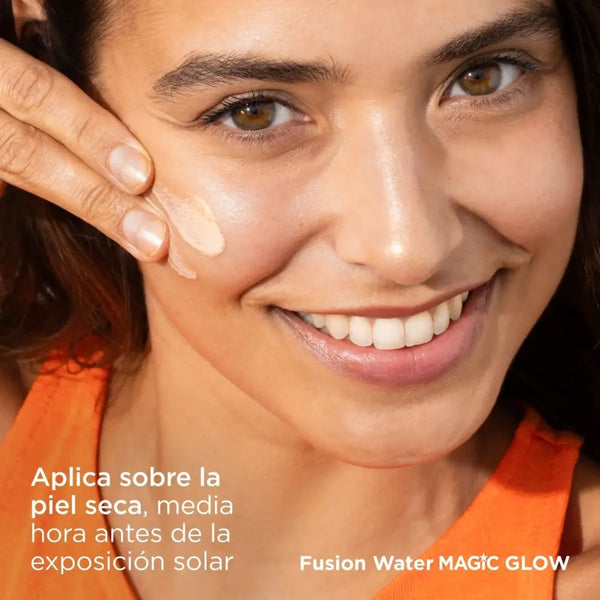 Aplicación del Fusion Water Magic Glow SPF 50 de ISDIN sobre el rostro
