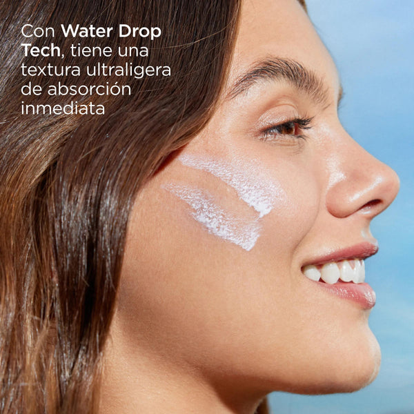 Textura de Protector Solar Facial SPF50 Fusion Water Magic 50ml de ISDIN