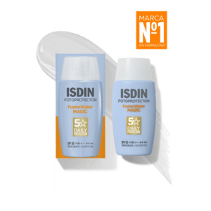 Protector Solar Facial SPF50 Fusion Water Magic 50ml de ISDIN junto a su textura
