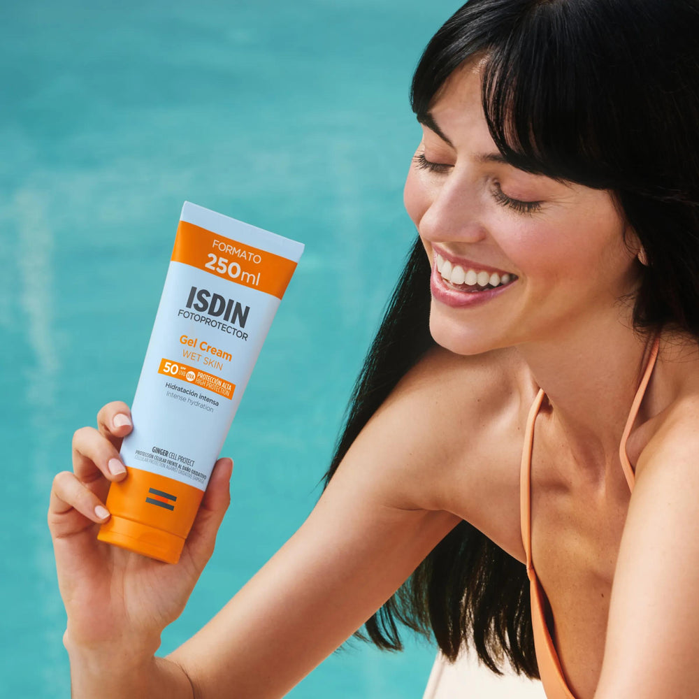 Protector Solar SPF50+ Gel Cream 250ml de ISDIN junto a su textura