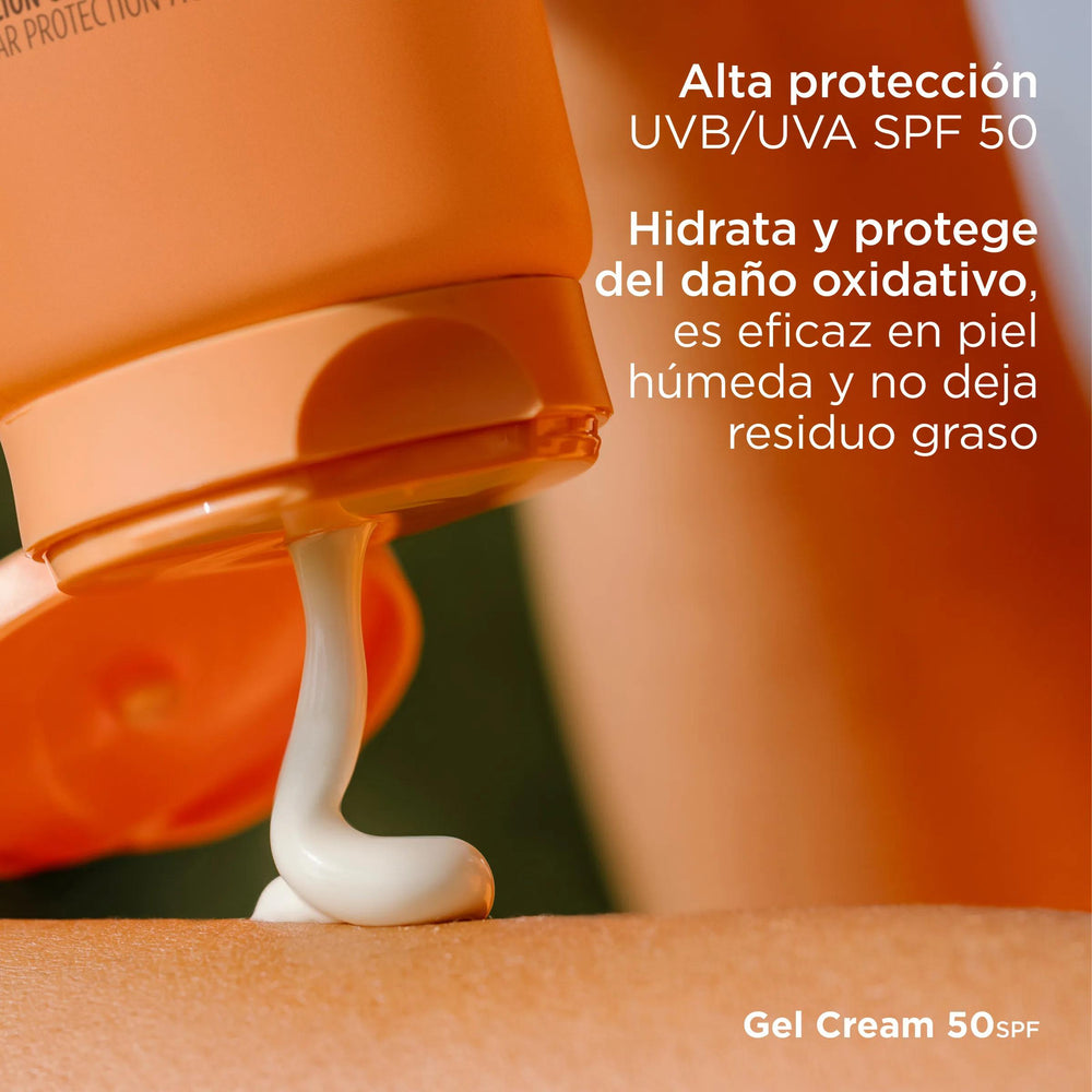Protector Solar SPF50+ Gel Cream 250ml de ISDIN junto a su textura