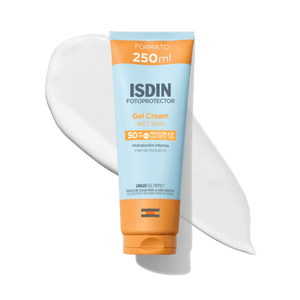 Protector Solar SPF50+ Gel Cream 250ml de ISDIN junto a su textura