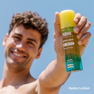 Fotoprotector ISDIN Hydro Lotion SPF 50 sostenido al aire libre