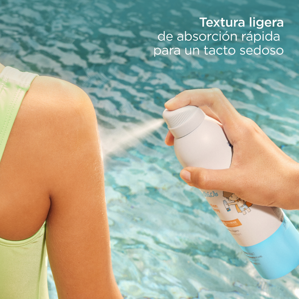 Aplicación del Pediatrics Transparent Spray Wet Skin SPF 50 de ISDIN sobre la piel de una niña