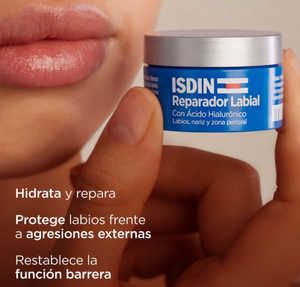 Tarrito del Reparador Labial de ISDIN sostenido junto a los labios