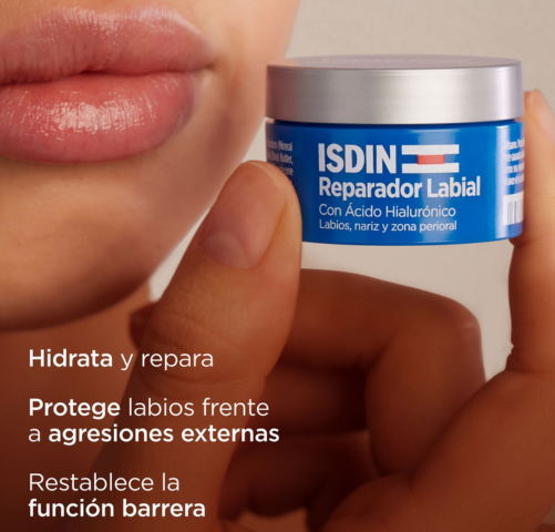 Tarrito del Reparador Labial de ISDIN sostenido junto a los labios