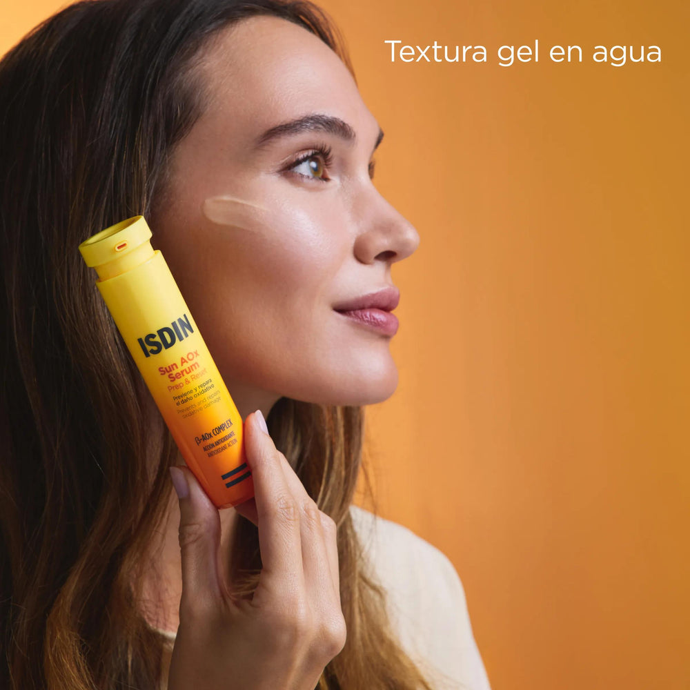 Sérum Antioxidante Prep&Reset Sun AOX 30ml de ISDIN junto a su textura