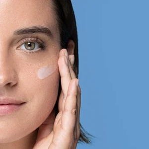 Sérum Pure Vitamin C12 de La Roche-Posay aplicado sobre la piel