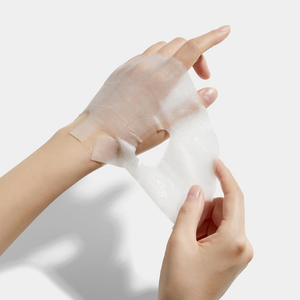Lámina de tisú de la mascarilla de colágeno Medicube sostenida con las manos