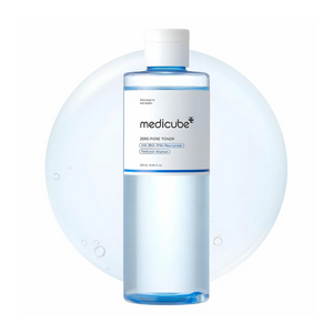 Textura acuosa del Zero Pore Toner de Medicube sobre una placa de cristal
