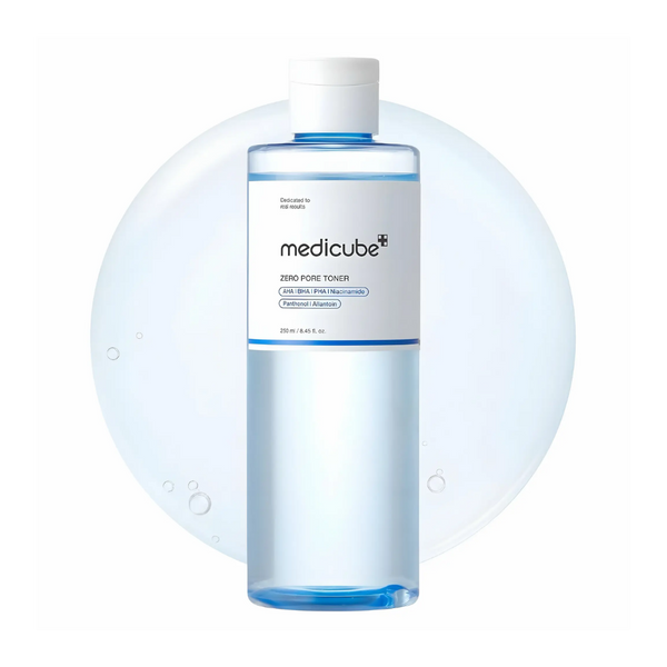 Textura acuosa del Zero Pore Toner de Medicube sobre una placa de cristal