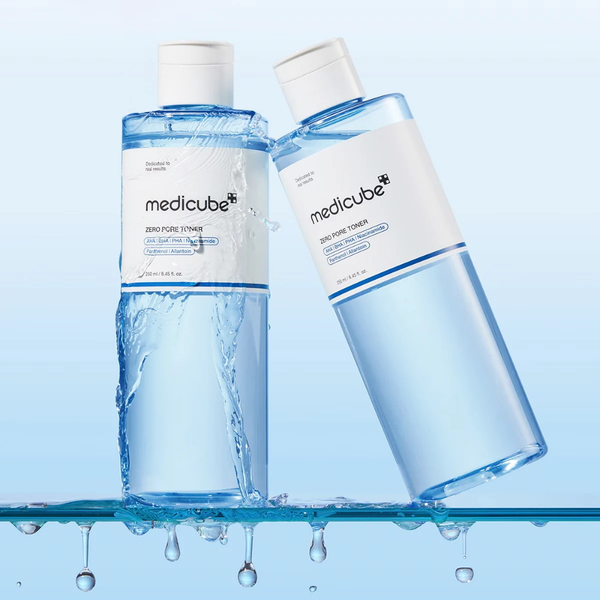 Dos botellas del Zero Pore Toner de Medicube con agua