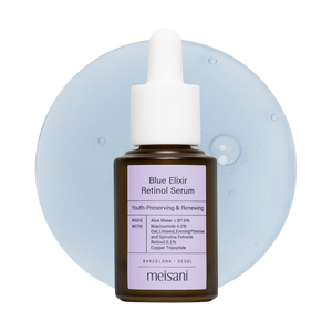 Frasco del sérum Blue Elixir con retinol de Meisani sobre su textura ligera en gel