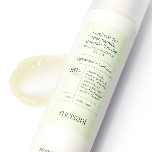 Detalle del envase del protector solar Luminosi-Tea SPF50 de Meisani con su textura en gel