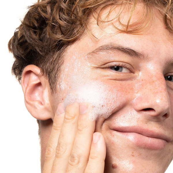 Aplicación del gel limpiador Puri-Tea de Meisani en espuma sobre el rostro