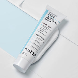 Tubo de Crema Hidratante NIDA Youthful Formula sobre una repisa de baño