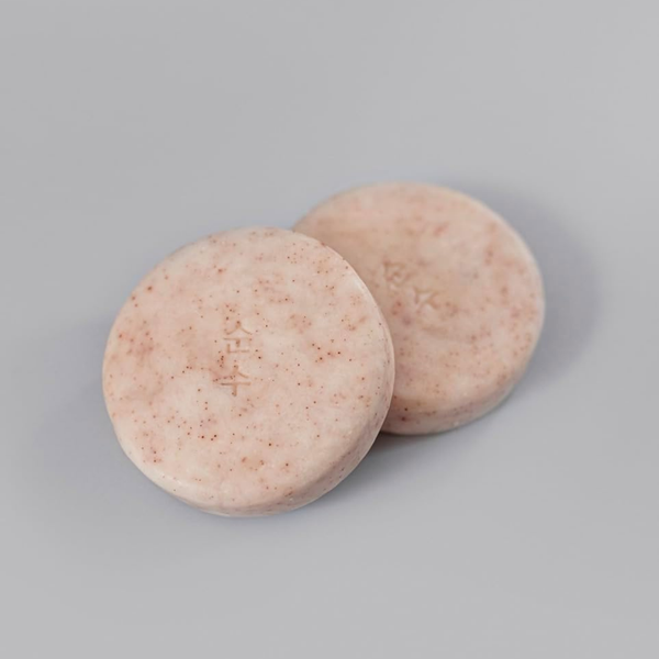 Dos pastillas del Champú Sólido Pantenol y Coco de Ondo