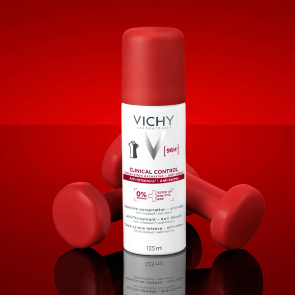 Espray Vichy Clinical Control 96h junto a unas mancuernas