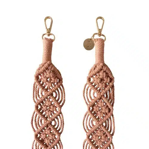 Detalle del macramé trenzado y los mosquetones dorados del cordón Zanaé Café del Mar