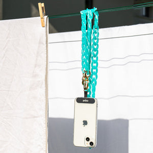 Cadena Zanaé Summer Harmony Mint turquesa colgando con un móvil
