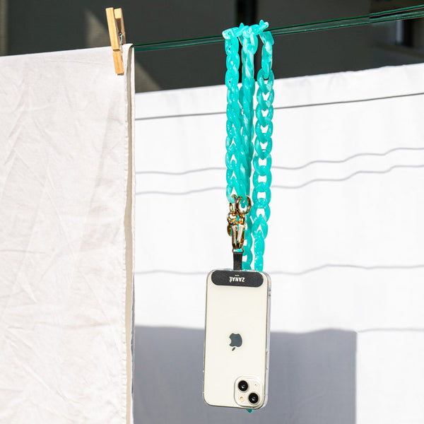 Cadena Zanaé Summer Harmony Mint turquesa colgando con un móvil