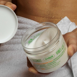 Tarro abierto del exfoliante y mousse Ziaja Coconut Vibes con su textura de espuma cremosa