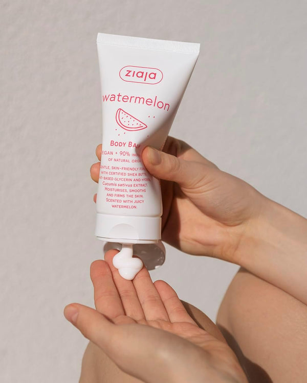 Dosis de bálsamo corporal Ziaja Juicy Watermelon en la mano