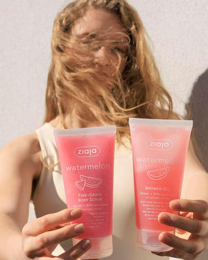 Modelo con el gel de ducha y el exfoliante Ziaja Juicy Watermelon