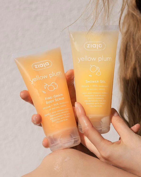 Exfoliante corporal Ziaja Juicy Yellow Plum junto al gel de ducha