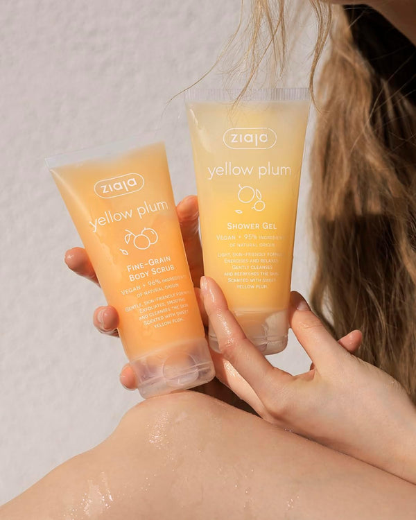 Gel de ducha Ziaja Juicy Yellow Plum junto al exfoliante corporal