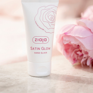 Crema de manos Ziaja Satin Glow junto a peonías rosas